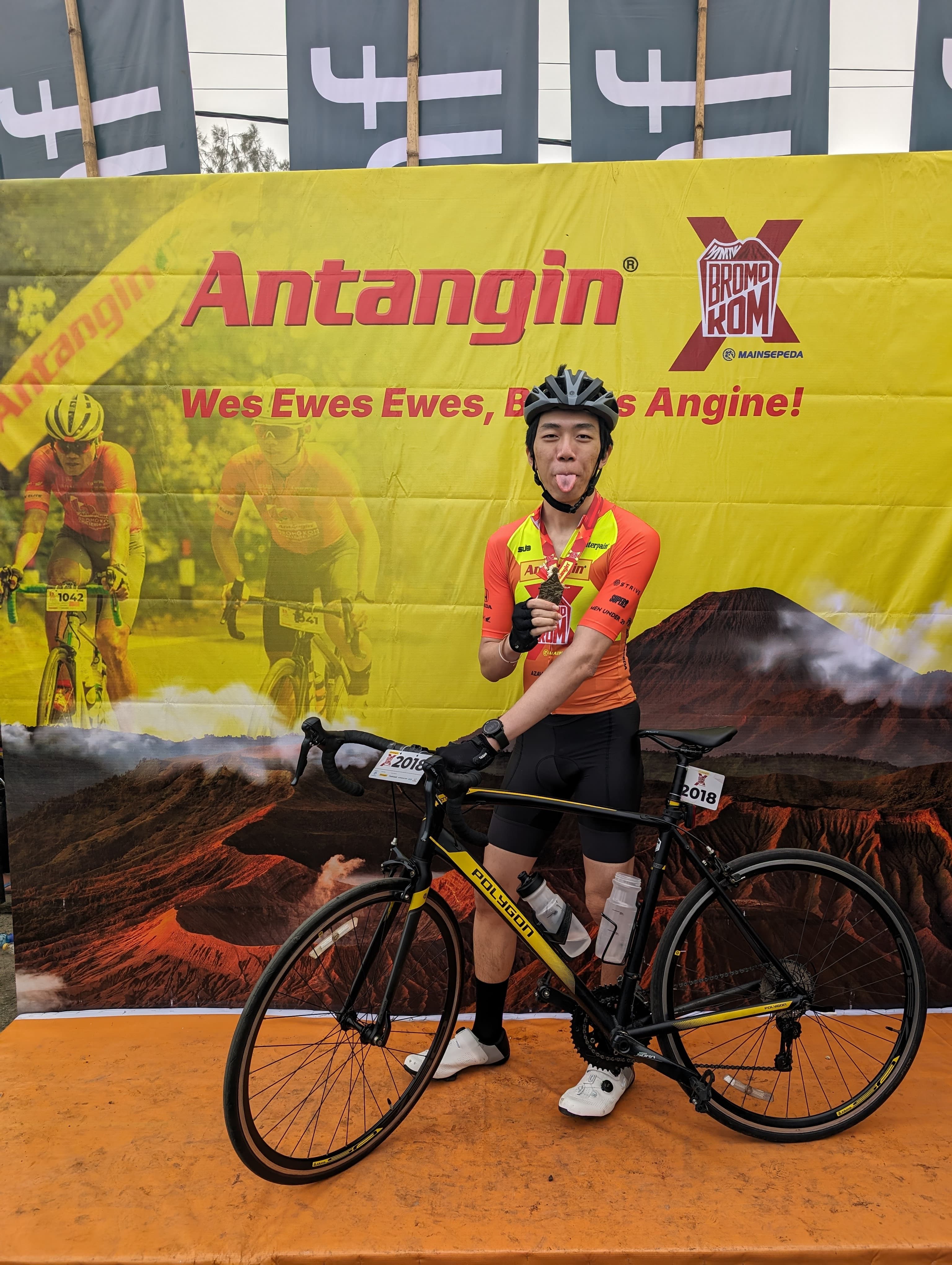 Commemorative photo with the medal. Same bike since 6 years ago, but different person 🦵. (Also, my bottle with the missing lid is in clear view here…)